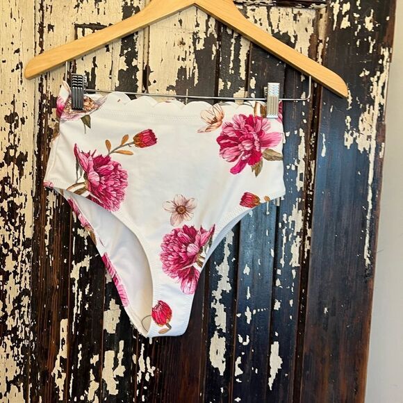 NWT women’s Cupshe white and floral high rise Bikini Bottom.  Size Small - Picture 1 of 5